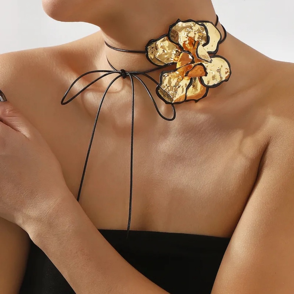Elegant Gold Floral Choker Necklace
